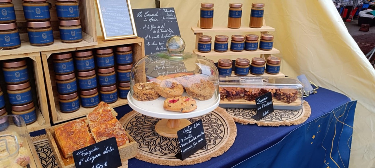Détail des caramels et pâtisseries sur le stand